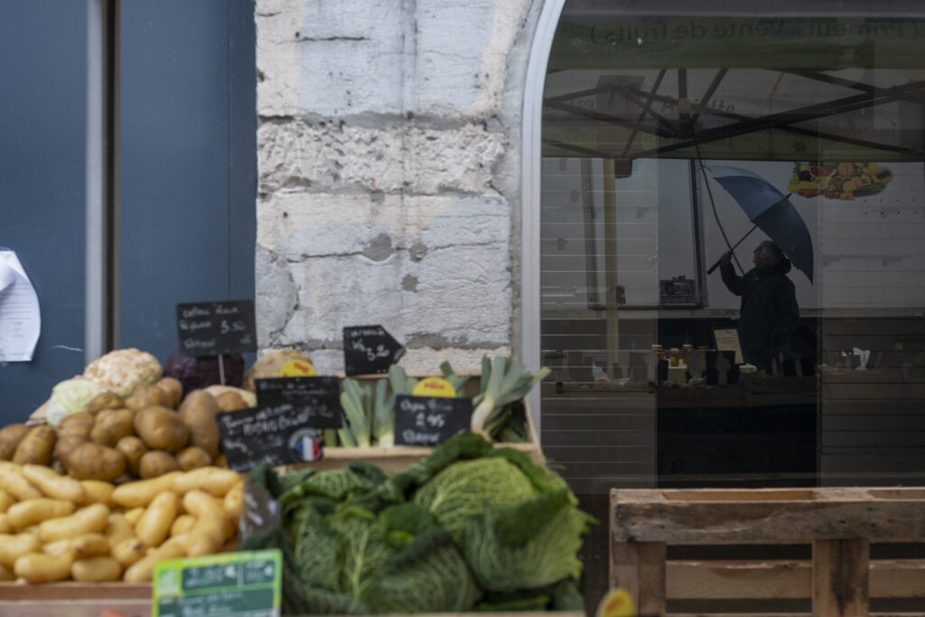 Reflet parapluie dans une vitrine